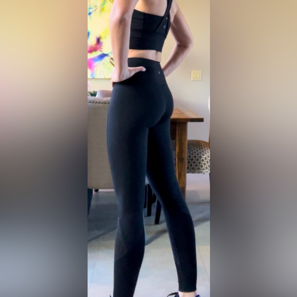 Lululemon legging size 6- cute black mixed media